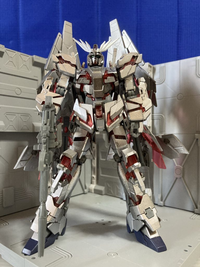 かなり前に買って作ってたフェネクスシルバー(だってガンダムフロントの時代だし)買った当時、ウェルドラインが目立ったのでタミヤのマーカーをガンダムマーカーエアブラシで全塗装。塗装したらめっちゃ指紋がついたので、トップコート吹きました。