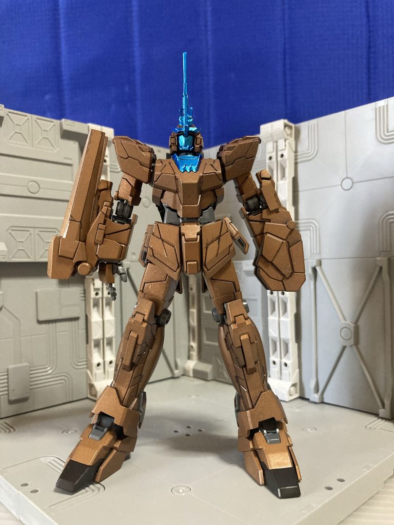 思いのほか気に入ってるのがバンシィ。4artestマーカーのカッパーを使用して、つや消しトップコート。黒でスミ入れ。なぜカッパーとメタリックブルーかというと、、、