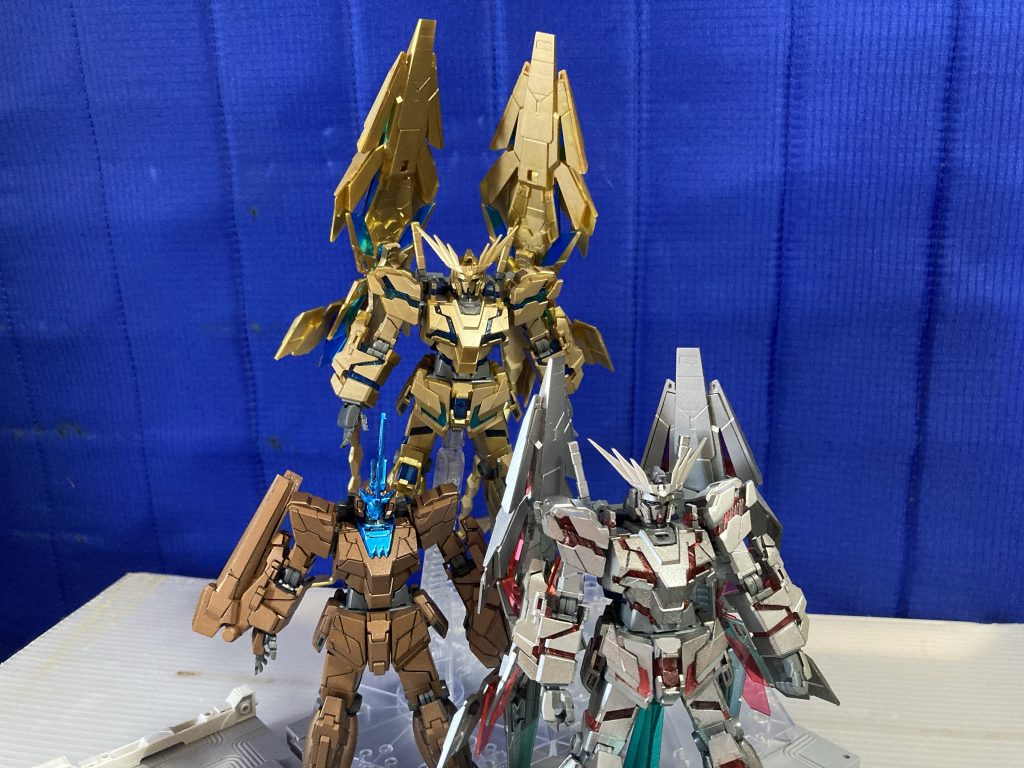 アームドアーマがあると写真も撮りづらい。フェネクスシルバーは関節がどこもプラプラでポージングが決まらず。