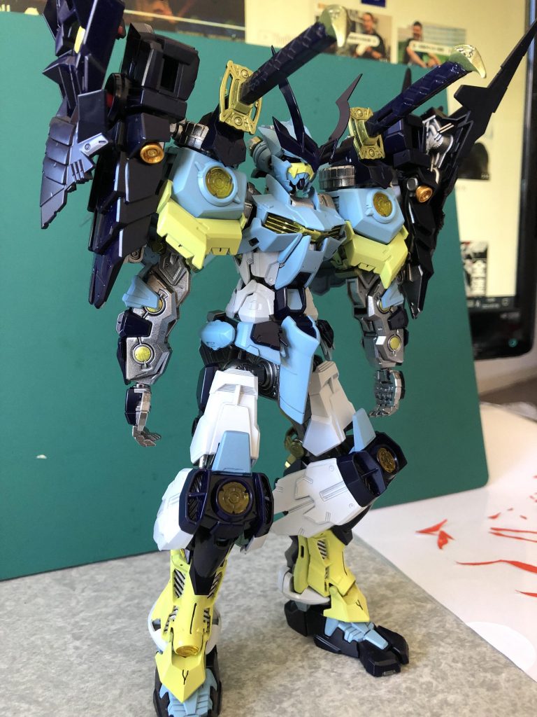 失敗作。なぜか、自分の思った通りの発色にならず、なんだかダサいうえに何とも言えない物体が完成しました。悩んだ挙句、ペイントリムーバーですべての塗膜を剥がし、一から塗装しなおしました。