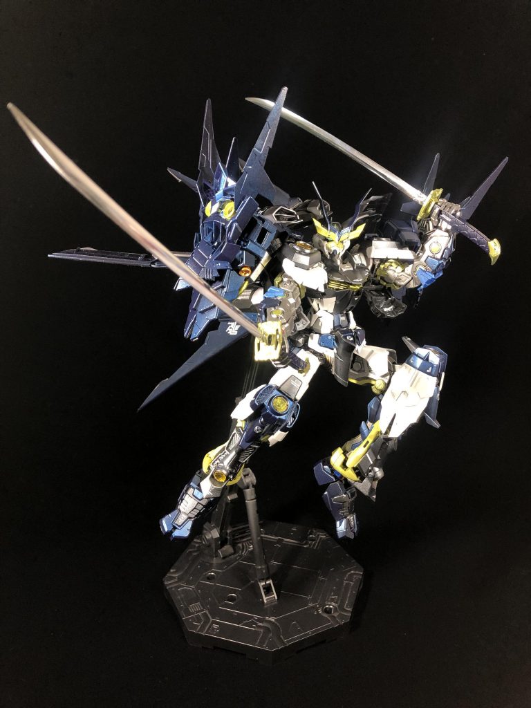 フライトユニットを装備することにより従来より機動性、破壊力が向上しているという設定です。