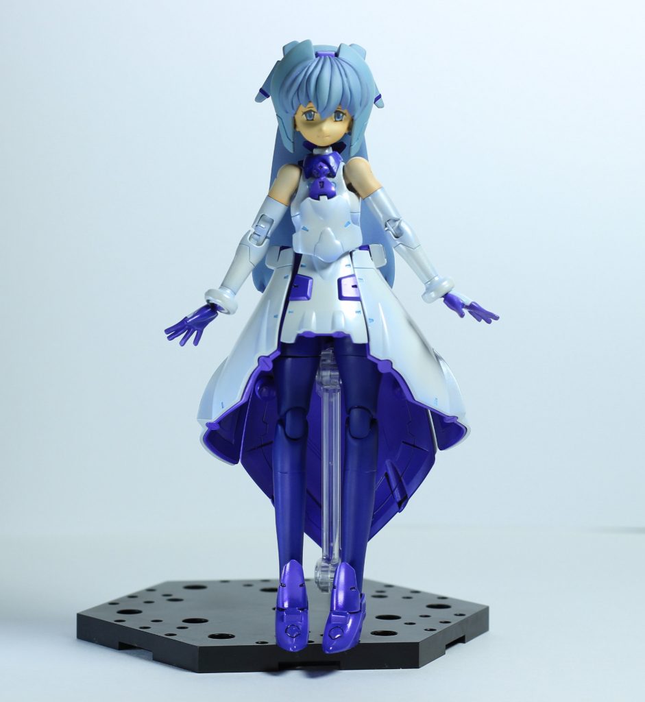 外装はほぼキットのままのストレート組み。胴体部分はほぼ全てに手を入れています。具体的に書くと、・太もも詰めて、ふくらはぎを延長し膝位置を上に上げる。 足首はキットより細く長く調整。・胴体・お腹を詰めて、肩幅を小さく加工。・肘下を補足長く加工。・顔を下に下げて、後頭部が少し上がるように加工。 前髪をボリュームアップして、毛先などを追加。・後ろ髪の形状を変更。等々です。顔はモールドを埋めて形状をいじった後、無謀にもアイペイントでがんばってみました。
