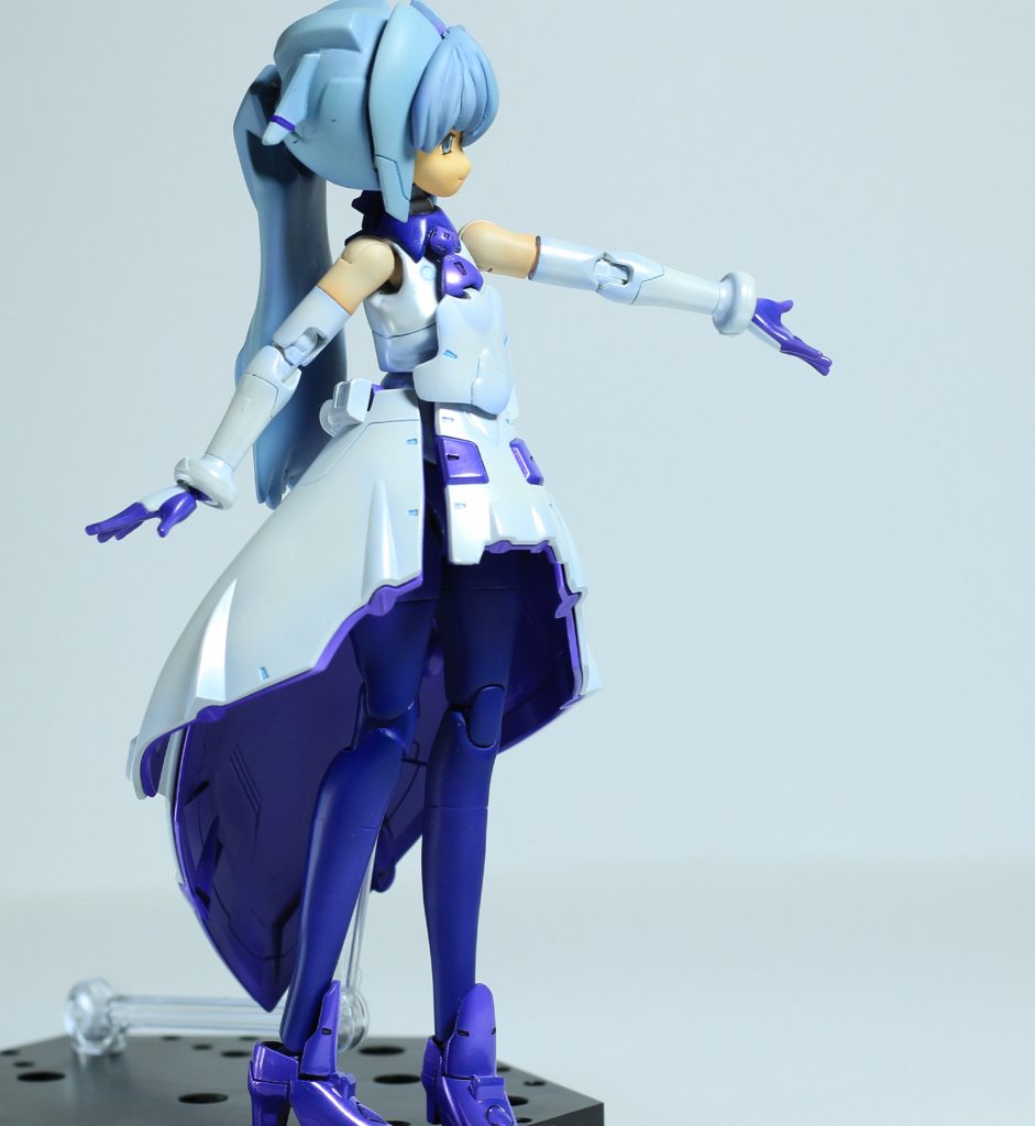 髪の毛・肌部分・タイツ部分はつや消し塗装。それ以外の部分はパール&光沢塗装です。グラデーション塗装でがんばってみましたが、写真にうまく映らないのがいと悲しい。(-_-;)