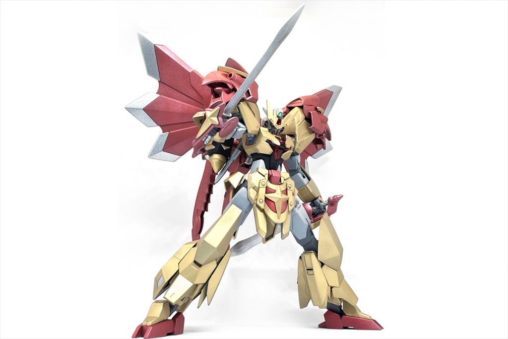 特徴的なダブルソードや、フライトウイングは十分なサイズ感だったので無加工で使用しています。火龍砲に関しては、ポン付け感が出ないように、リナーシタの肩パーツと組み合わせてアレンジしています。また、フロントスカートもユーラヴェンのパーツにリナーシタを組み合わせています。