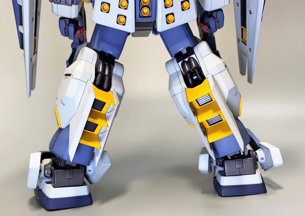 裾からソールまでの距離が空きすぎて浮いて見える上に細いスネフレームが剥き出しになっているので、見えない部分でフレームを短縮して繋がりをよく。踵カバーをプラ板で作成(作例デザイン準拠)。アンクルアーマー裏をディテールアップ。