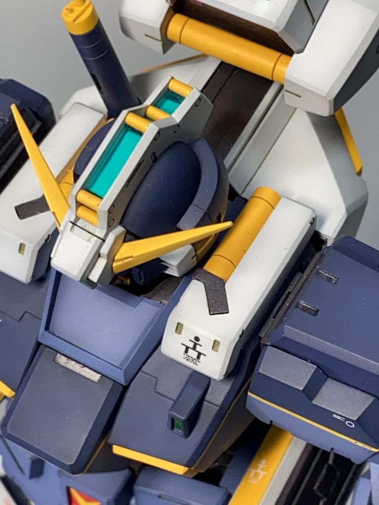 首付け根奥のオレンジバーを再現(見えにくいですが)。姿勢制御バーはキットのままでは見栄えが悪いので、ボールジョイント可動を殺し、設定形状に変更。