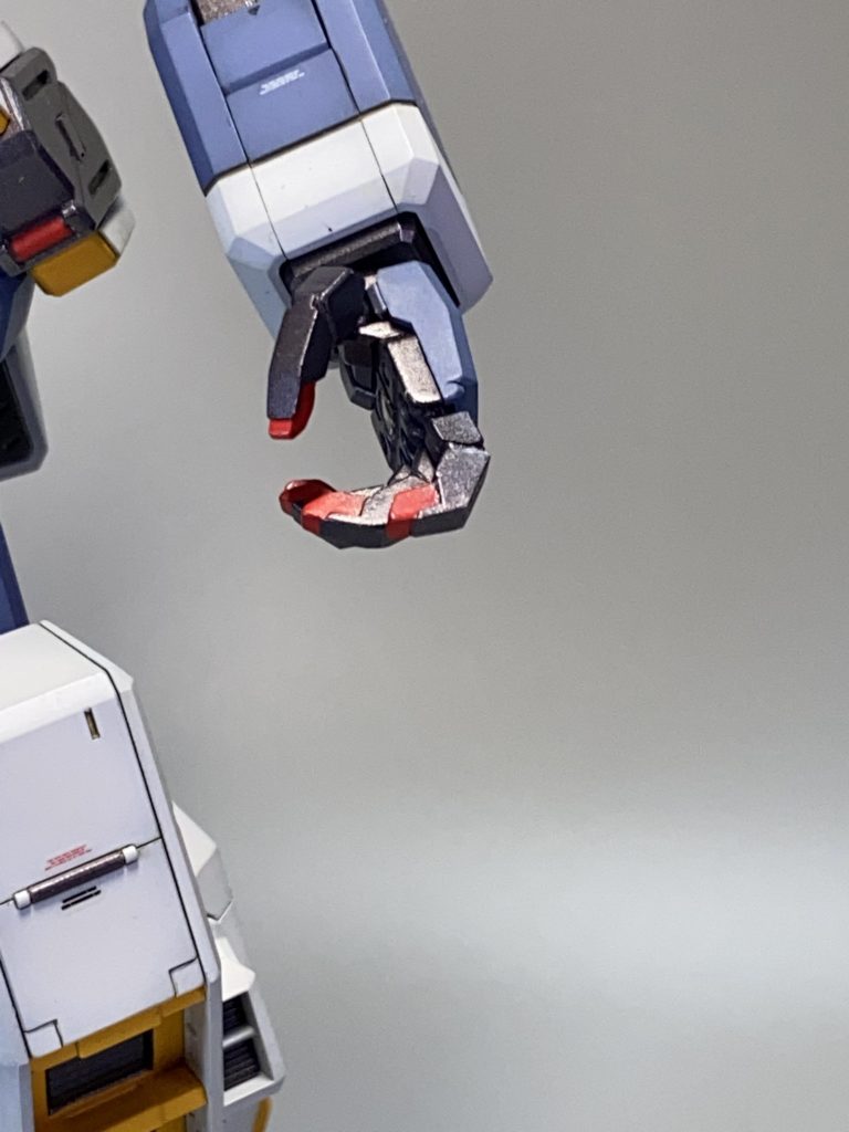 キットでは指先がガンダムMk-Ⅱの形状になっているため、設定の形状に加工。
