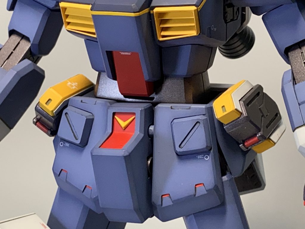 予備カートリッジ形状を設定どおりに変更し、黄色・白に塗り分け。股間V字はシャープさに欠けるため、切り離して削り込み。