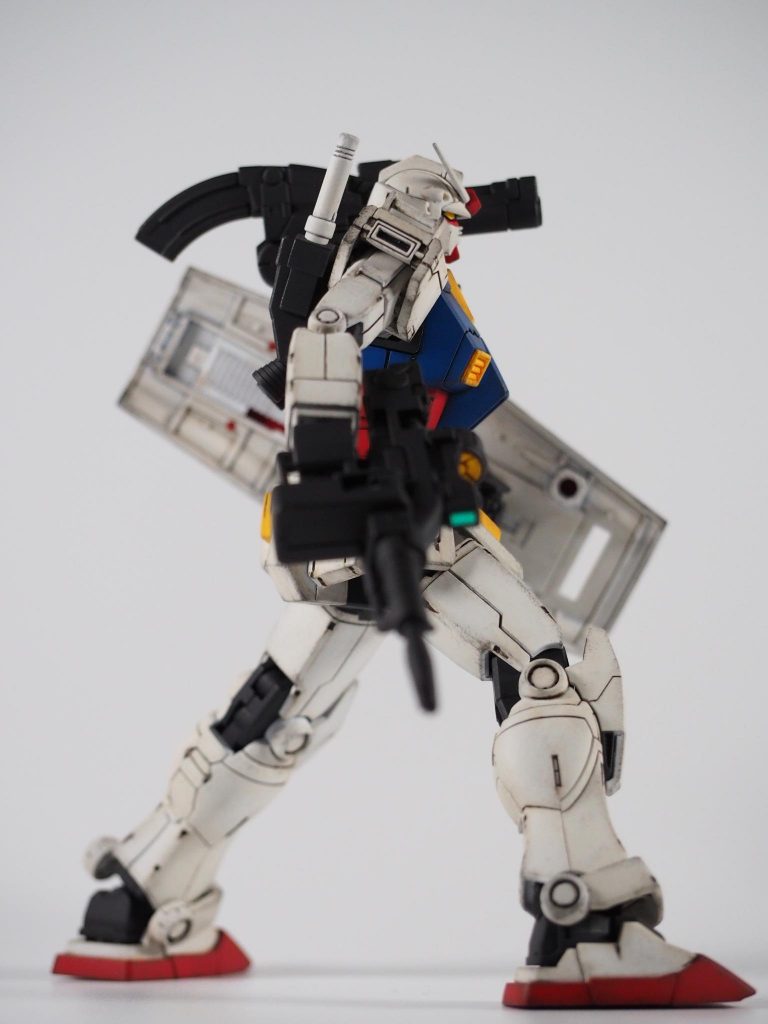 肩ダクト、カメラアイはシタデルカラーのブラックで塗り分け