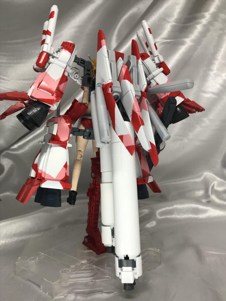 背部。プロペラントタンクが目立ちます。ピンクの割合を間違えたか、なんか可愛い色合いになりましたw