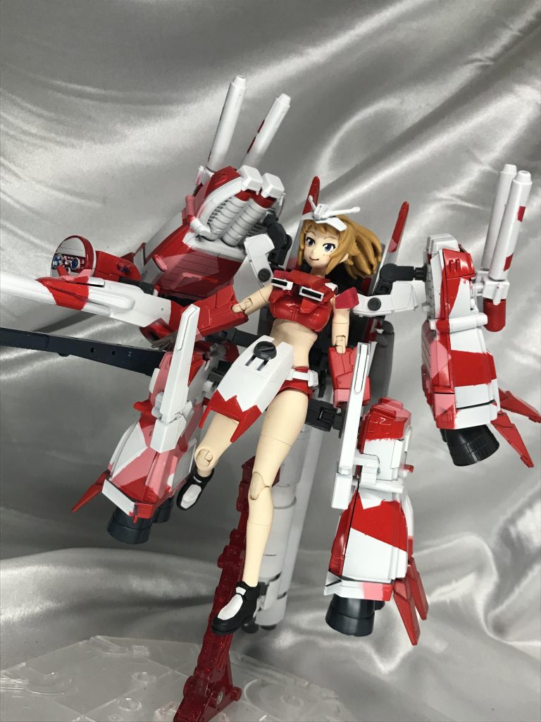 デカく重量もあるので、可動はあえて不自由に強度重視にしました。フミナ本体の動きを阻害しないよう多少開くだけにしています。諸事情があって写真撮ってないんですが、これナミさんの青ハミングバードと並べて飾ると満足感がすごいです(///▽///)