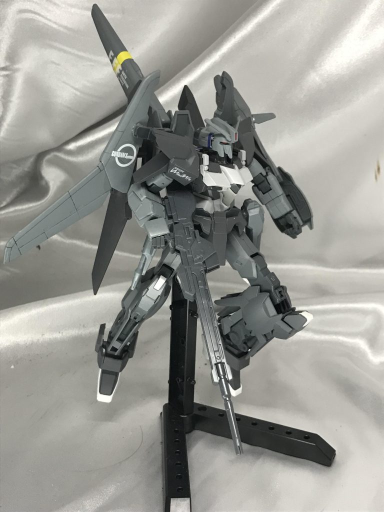 基本はロービジですが、グレーの濃淡を微妙に変えてつぎはぎの機体感を出しました。武器はビームライフルと腰のビームカノンとシンプルに。