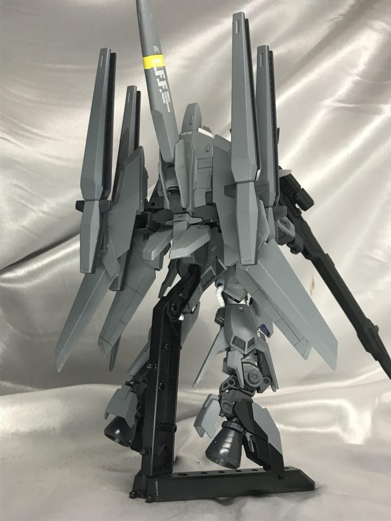 背部。バックパックはウィングがついているというより、機体の半身がそのままくっついてるイメージです。実質1.5体分くらいの質量です。プロトフィンファンネルも四基になってます。