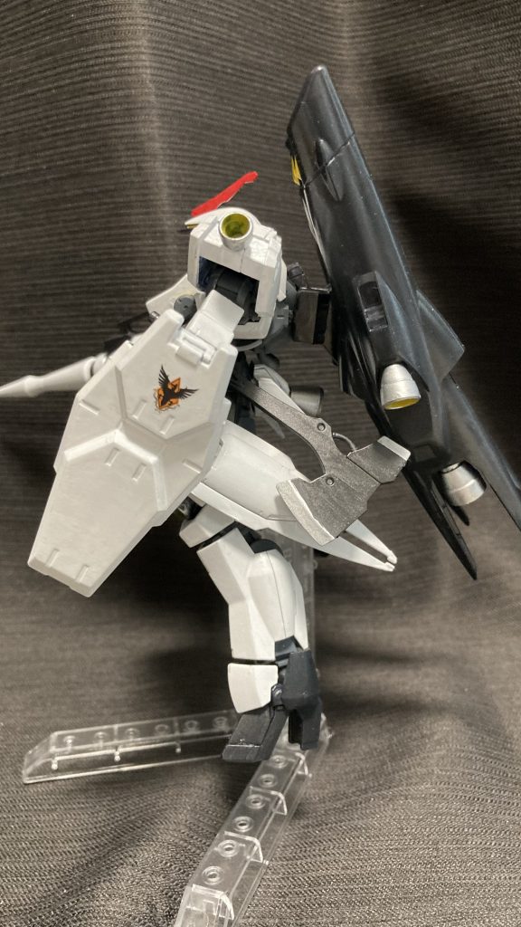 横から。バクラザン家の家紋は特に意味はありません。手持ちのステッカーの中から、トールギスのエンブレムに近いのを選んだだけｗ遠目の写真だけでも塗装がガタガタなのが見て取れるので、次はもうちょっとマシな仕上げにしたいところ。塗料を変えるか、エアブラシを使うか、塗装研磨もやってみるか……課題は尽きないですね。