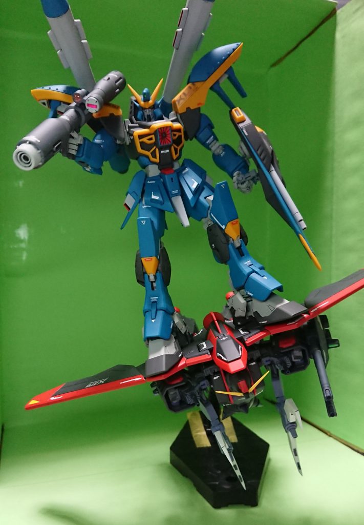 実際この角度で乗ってますこのためにカラミティの足に大きなネオジム磁石が仕込んでありますはい、次回予告です次はレイダーガンダムのRG化になります