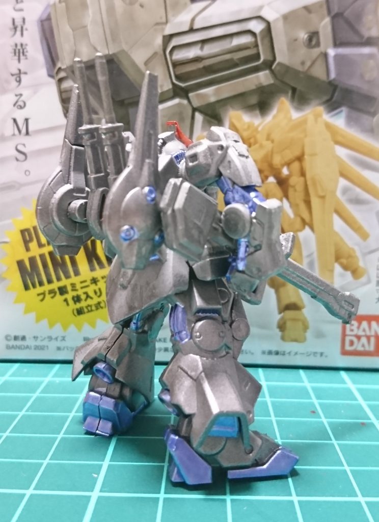 背中のオシャモジのアポジモーターと脚部バーニアもバイオレットで本体のカラーを考えるとゴールドでも良かったかなとf(^^;