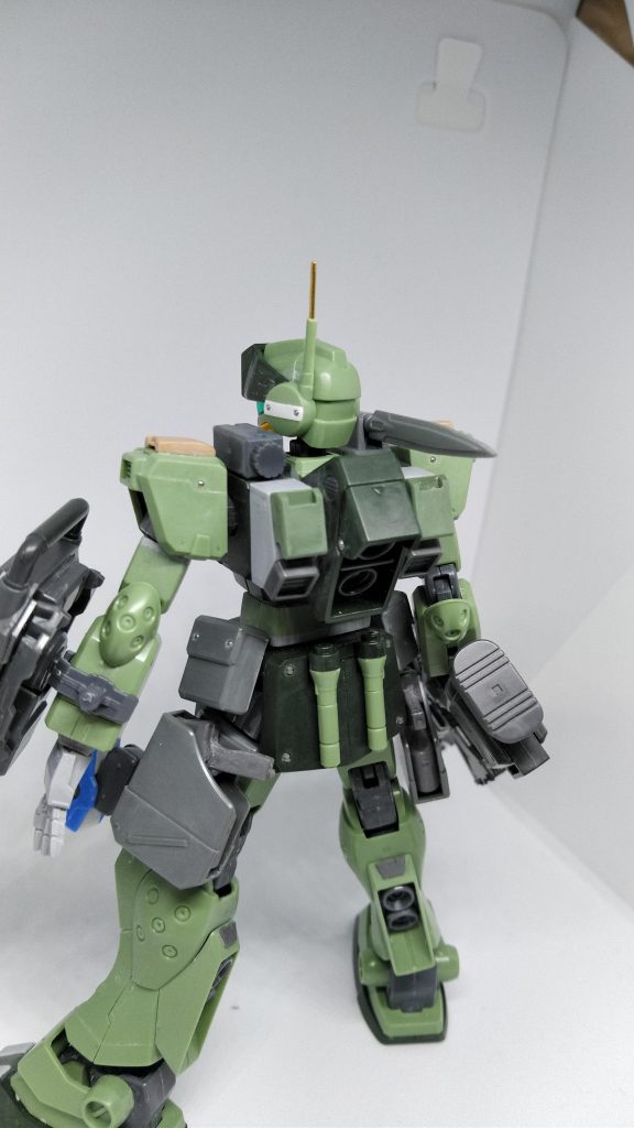 通常のジムスナイパーⅡのバックパックをプラ板等で大型化。腰サイドアーマーはボールデンの小を使ってボールジョイント化