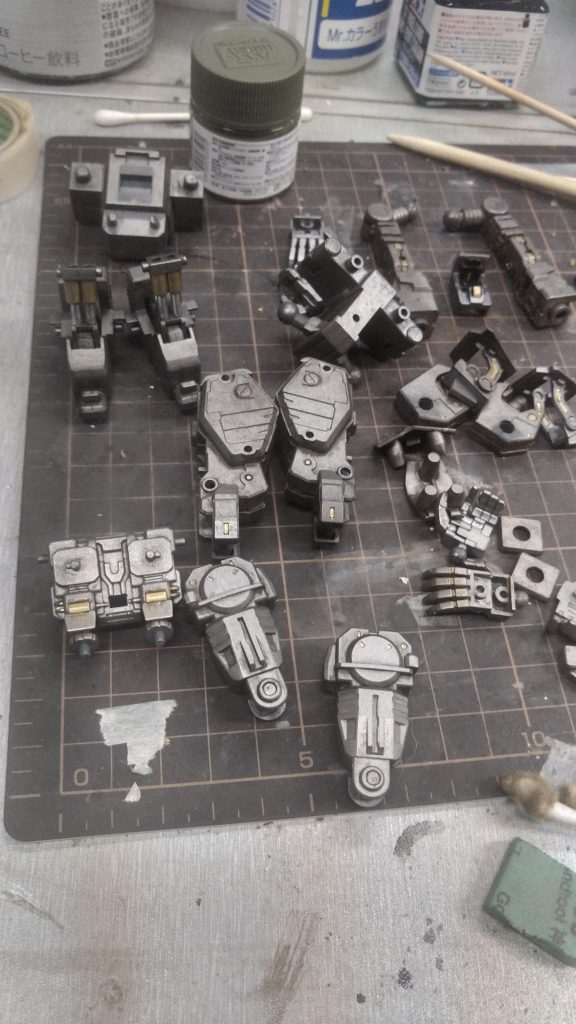 フレームは焼鉄色で塗装。ワンポイントでガンダムマーカーゴールドを筆塗りしています。その後ウェザリングパステル等を使って少し汚しました。
