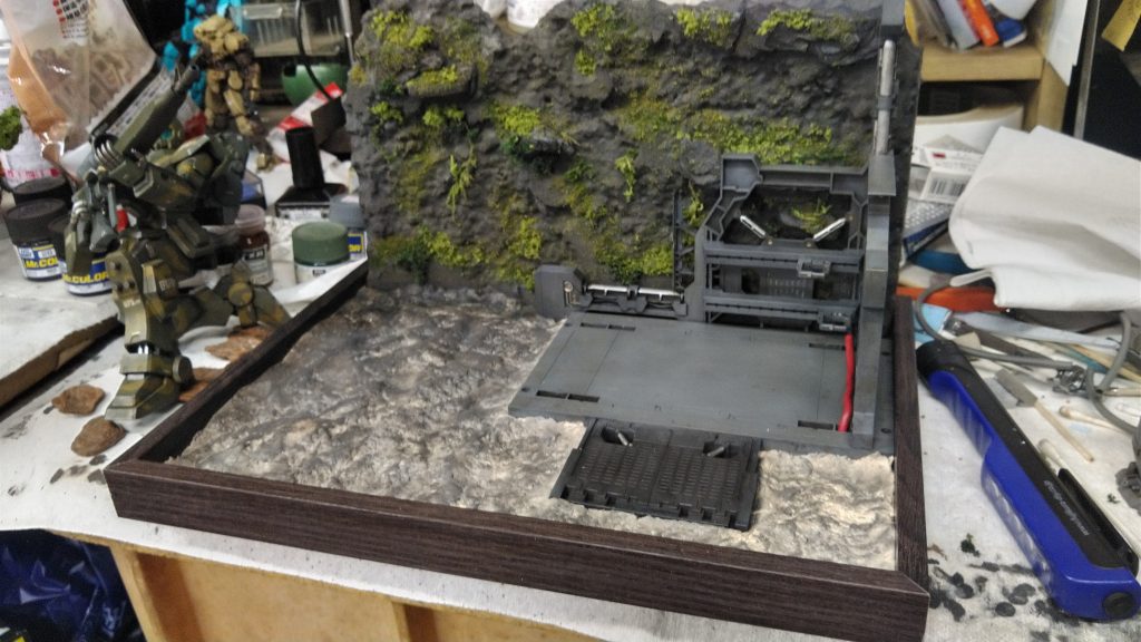 土の地面には100均の木粉粘土を使用。この後茶色に塗装して、樹木を設置しました。枠も100均のフォトフレームを利用しています。