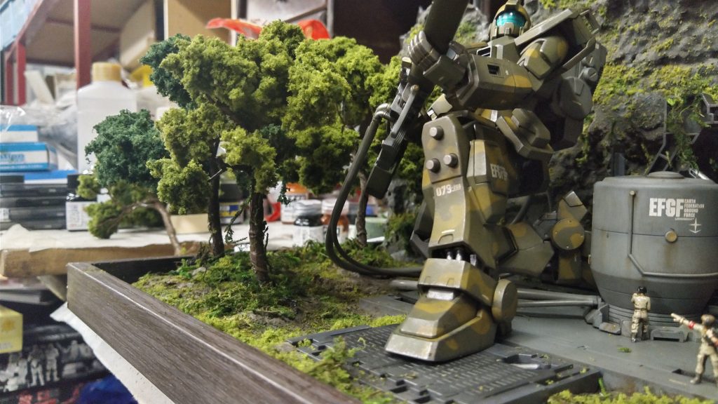 地面には草色のパウダーやグリーンモスを撒いて森の地面の雰囲気を出しました。この時点で大体レイアウトが決まりました。