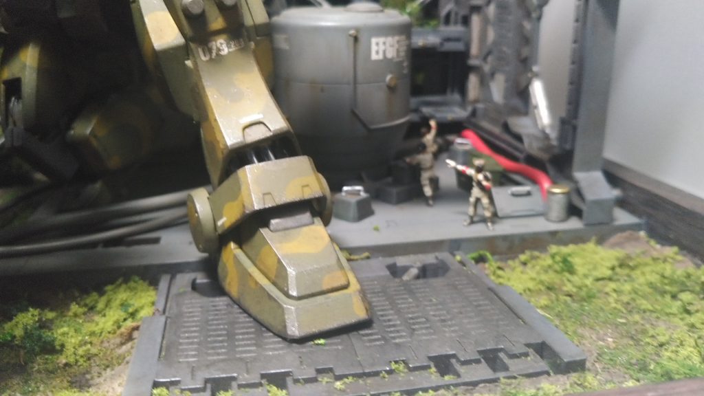 一般兵達は機材の準備を急いでいるような雰囲気です。ジャンクパーツを利用して資材っぽい小物を配置しました。