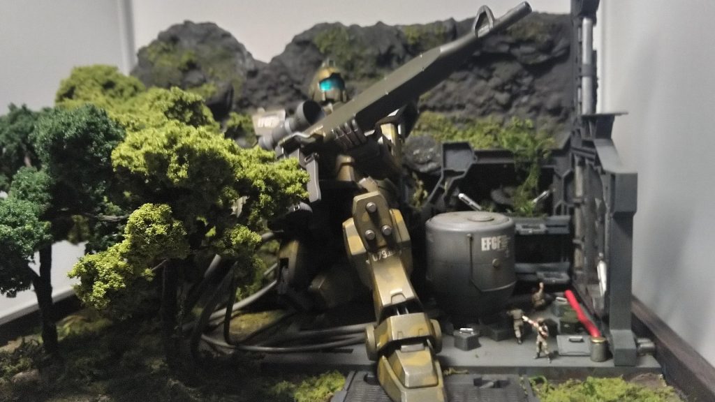 山間の前線基地で狙撃準備をしているジムスナイパーをイメージしました。ジオラマ部分はストックしている素材も使っていますが、余り物や100均等を利用してなるべくコストをかけないようにして作成しました。