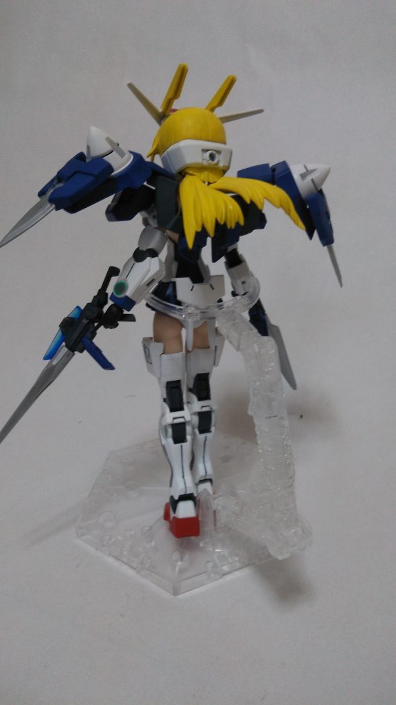 リアビュー ツインドライヴのGNシールド、および頭部のアンテナは、EXスタンダードのダブルオーガンダムから取り入れています。