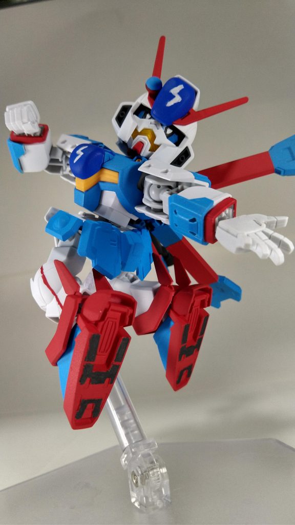 青色や水色、赤色はラッカースプレー、白色部分は９割方成型色活かし頭部、胸部の稲妻マークや瞳と脚部の赤ライン、靴裏の蹄鉄表現、髪飾りの玉は筆塗で表現しました