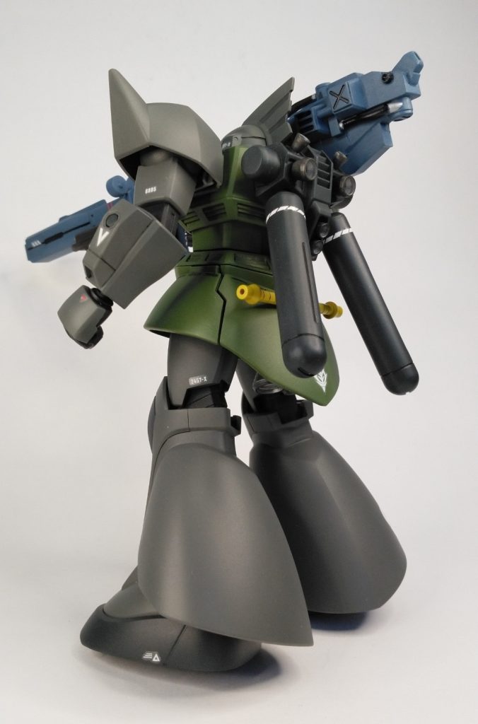 ゲルググ自体は頭部を交換しバックパックを背負わせた程度です。