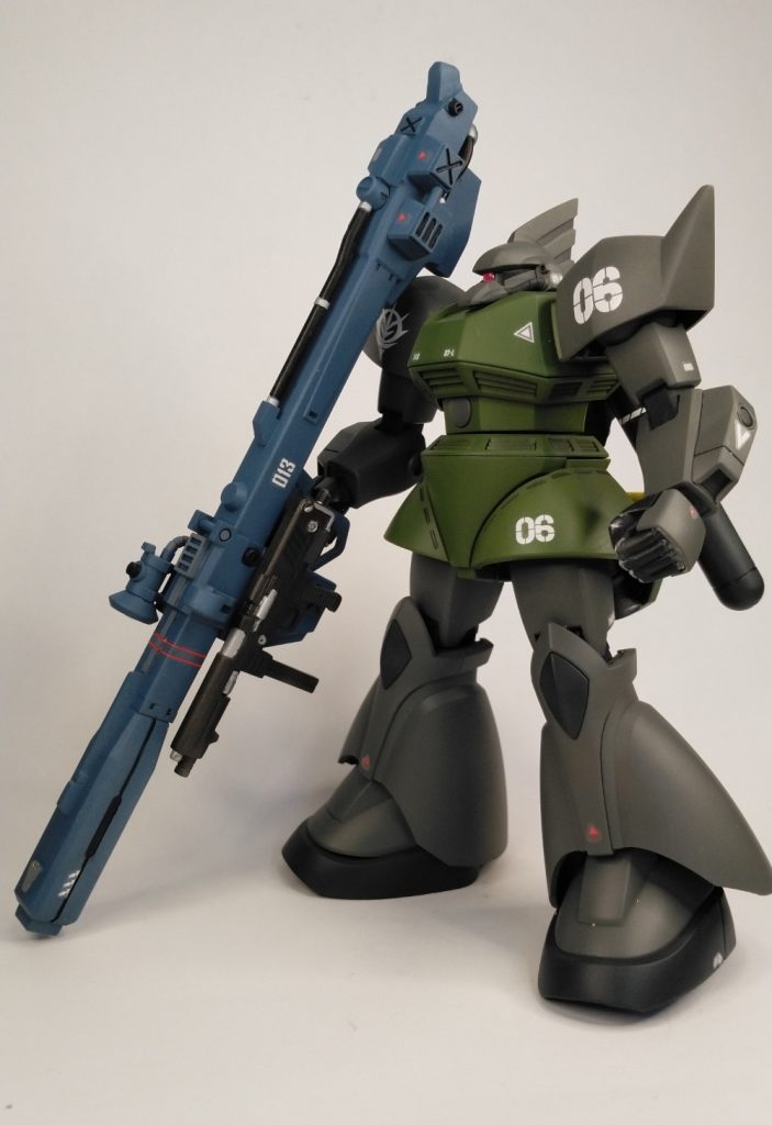 どちらかというと、主兵装のビームバズーカに手を加えています。接近戦用のMMP80マシンガンを砲身にマウントしています。