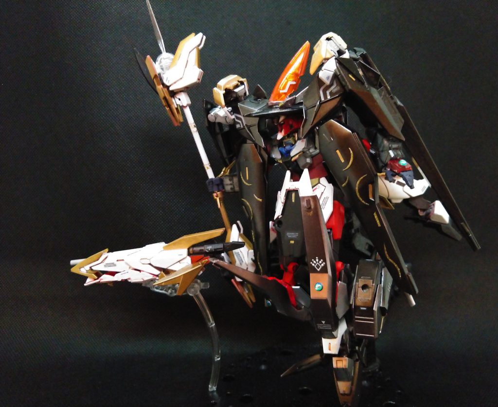 【ガンダムマギアリゼ】コアガンダムリゼRとガンダムアニマリゼRが艶消しに対しマギアリゼアーマーは光沢仕上げにヽ(°ω°)ノガンマカのクリアコートを試してみたかっただけですハイ。