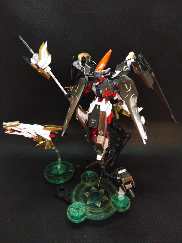 平手で帽子抑えるポーズがお気に入り。余波でビームライフルは独立飛行(笑)魔方陣はMSGアルナイルロッドから強奪。ガンマカで表面をベタ塗りした後シンナーで拭き取りました。色付墨入れは面倒だったので手抜きヨシッ!