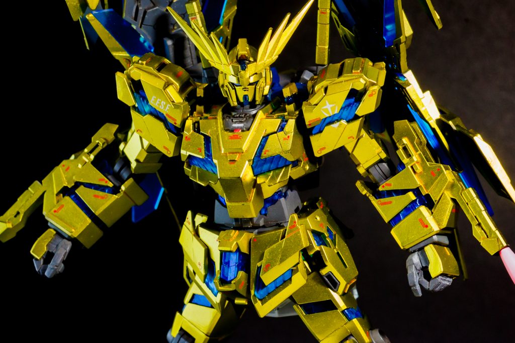 今回のココ見て！ポイント「普段はちゃんとつながってるけど、デストロイモードになると上下に割れてる連邦軍マーク」ですｗ　作業員「そこ割れるなんて聞いてないですよ！」