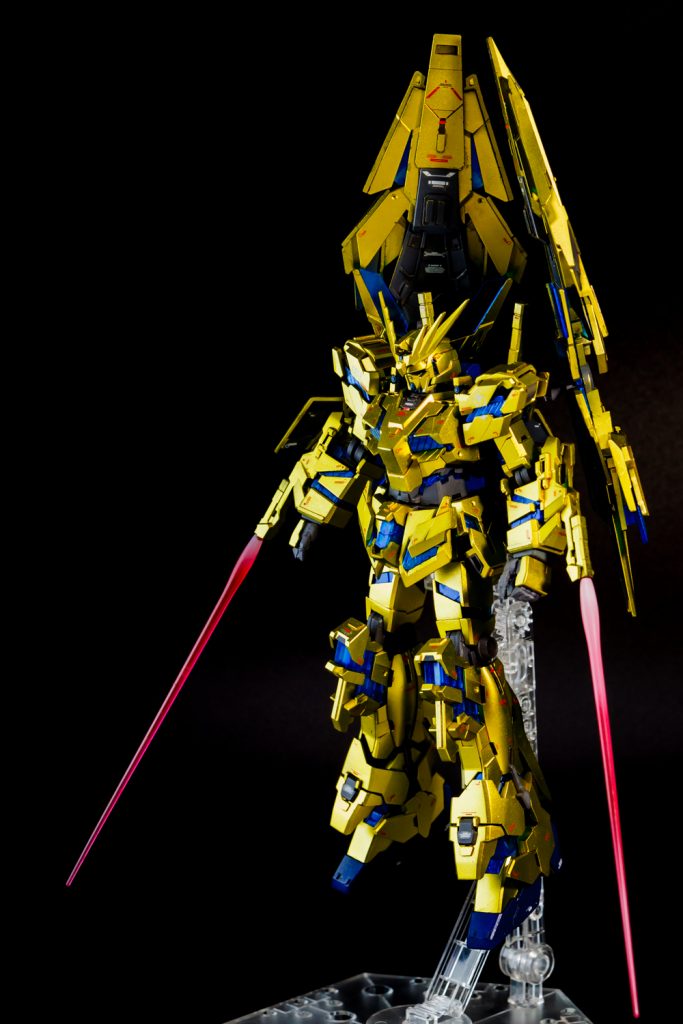 デカールはHGUCユニコーン用の物を中心に、アームドアーマーDEにはテイストが合うMG Vガンダム用からハの字マークなどを使用しています