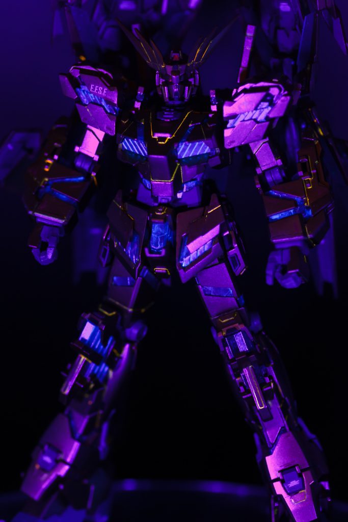 サイコフレームを蛍光ブルーでウォッシング＆各部装甲も蛍光カラーでスミ入れしましたのでブラックライトでボンヤリ光りますwご覧いただきありがとうございました！