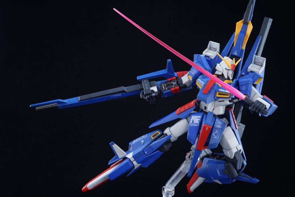 ・ビームサーベルニークラッシャー内に収納している角型ビームサーベル。ゼータ系にしては可動域は(足首以外)広い方なのでポーズも決まりやすいです。