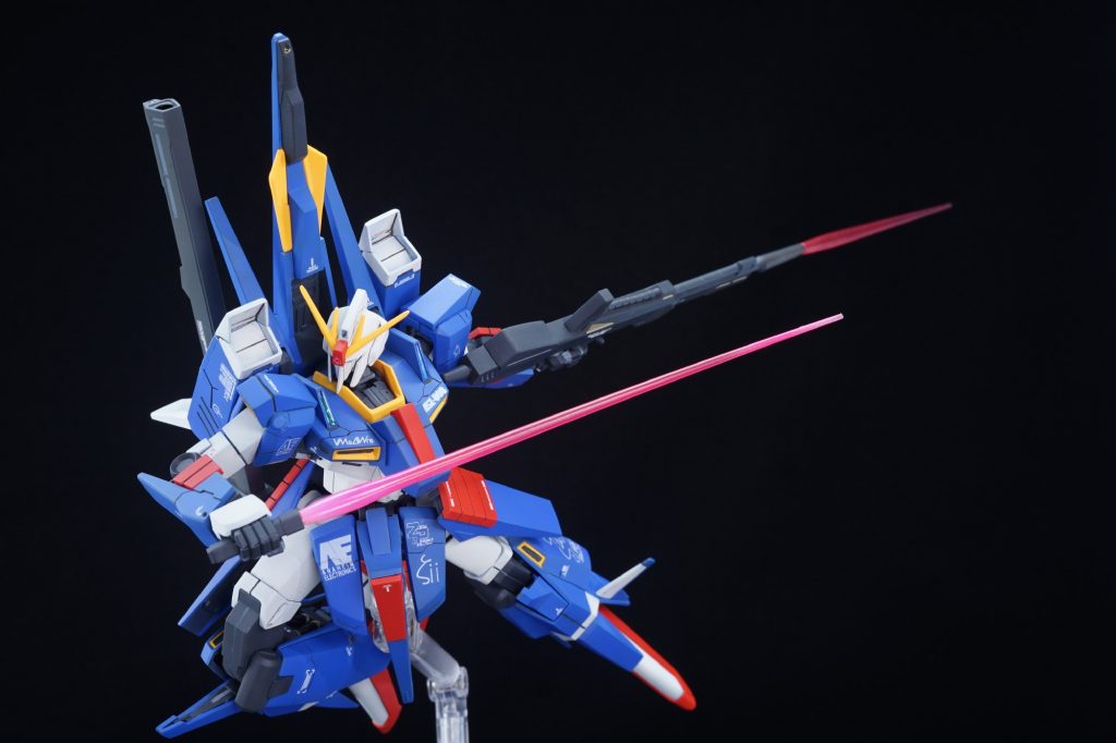 ・ロングビームサーベルゼータ系のお約束、ライフル先端からサーベル刃を発振する事もできます。このビームライフルは『HGUC ゼータガンダム(GEP)』のものと違って