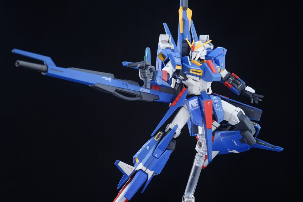 ・メガビームライフル本機のメイン火力。グリップ形状のせいで小脇抱える持ち方になっていたので、思い切って