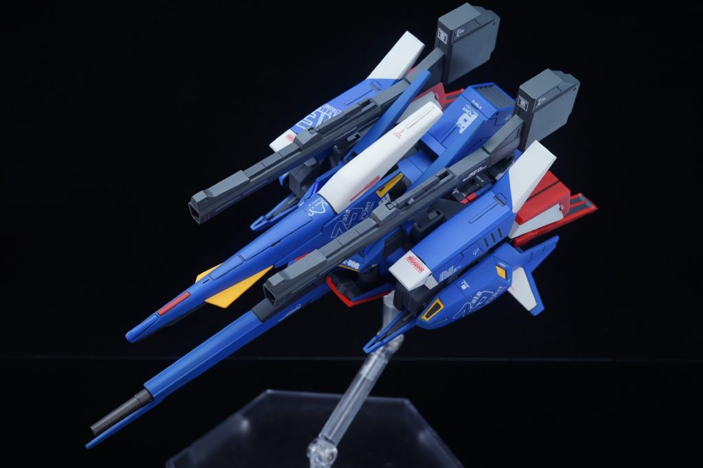 ○ウェイブライダー形態メタス系の体育座りするタイプのコンパクトなWR形態。『HGUC ZII』はWR用フレームに腕や胸部外装、バックパック、脚部を取り付ける方式なので、ここまでプロポーションをイジっても問題なく変形できるんですよね♪幸い大きな破綻もなくWR形態にできたので満足です!本来の配色とは違い、メガビールライフルも機体色で塗り分けているのでWR形態の一体感が増しています。