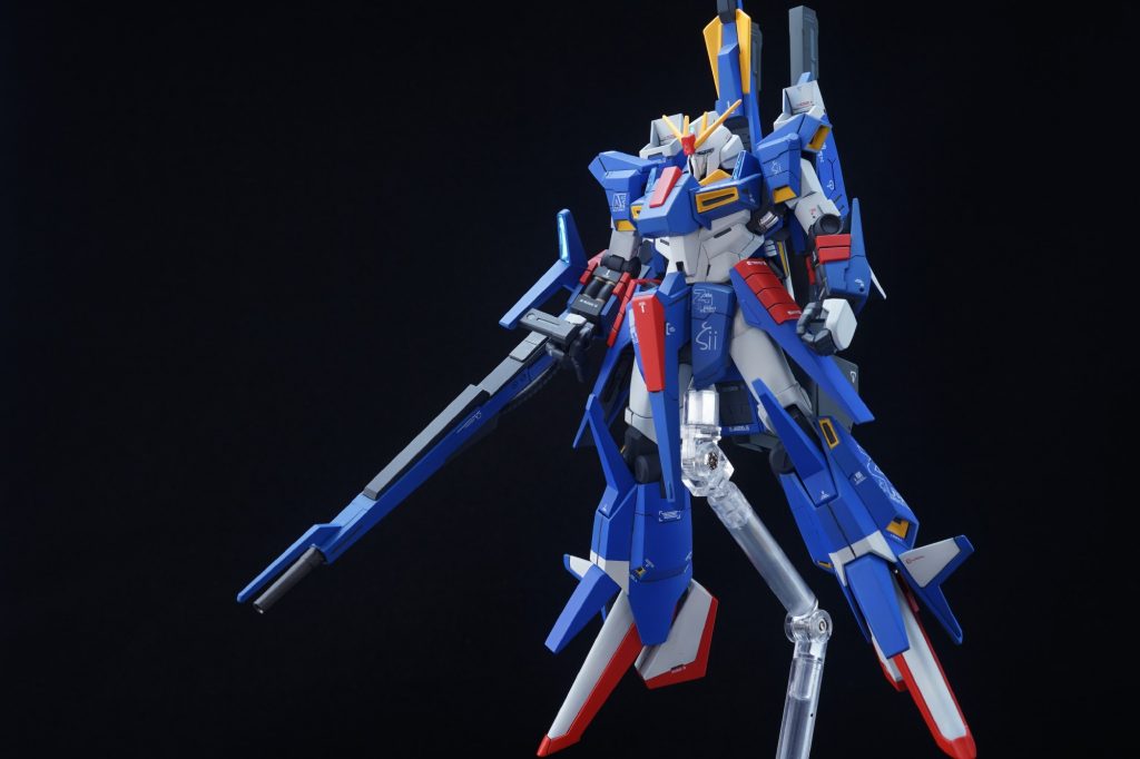 『静』の決めポーズ地に足つけてこの姿勢は取れないので、スタンドで浮かせてます。このキットを作る目的の一つが