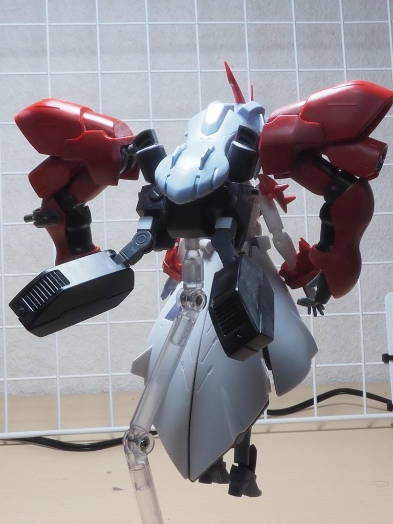 腕の接続部はプロペラントタンクを切って接続パーツを瞬着で固定してます。