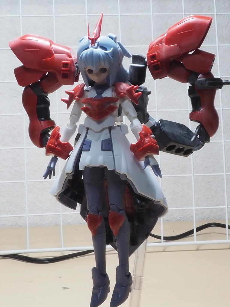 本体の赤いパーツはSDシナンジュから拝借しました。胸のパーツはカッコ悪かったので不採用にしました💦呪いの人形にしか見えませんね(^^)