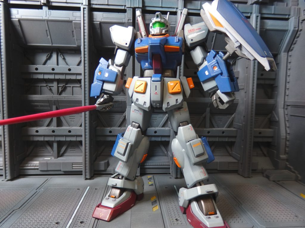 パワード・ジムのヘッドに換装しました。これも似合います。膝にはEGガンダムの腰アーマーを装備、前腕には短くしたシールドを装備しました。他にも様々なパーツが装備可能です。夢が広がりますね。