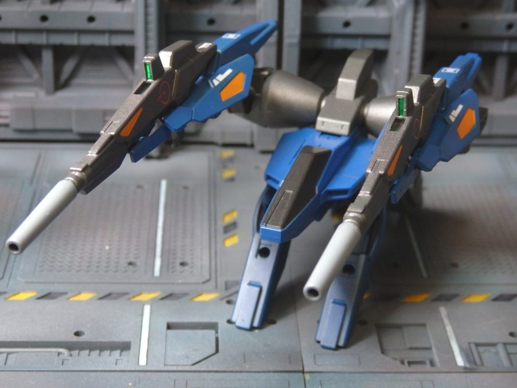 ビルドブースターMK2です。撮影の為、前脚を立ててます。なんか四足歩行しそうな見た目ですね。デカールを沢山貼りました。使用したのは下記３社のデカールです。『RB CAUTION DECAL』：株式会社ハイキューパーツ『ベルテクス システムマーキング』：POOHS MODELING WORKS『ホビージャパンモデラーズオリジナルデカール』：株式会社ホビージャパン