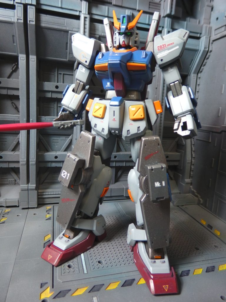 ガンダムMK2単体です。胸部のセンサーにシール貼るの忘れてました。キットには胸部センサー用のシールは付属していませんが、余った部分を切って使えます。塗装は充電式エアブラシです。今回の塗料は、今まで調色した残りを使ったものが多く、正確な色レシピは不明です。下地塗装：適当に調色。今回は緑っぽい色でした。青：キャラクターブルー(Mr)＋色々赤：MSレッド(Mr)＋色々オレンジ：エヴァオレンジ(Mr)グレー：適当に調色(Mr)白：MSホワイト(Mr)＋色々黒（関節など）：焼鉄色(Mr)黒（武器など）：メタルブラック(Mr)トップコート：EXフラットクリア(g)＋フラットベースなめらかスムース(Mr)