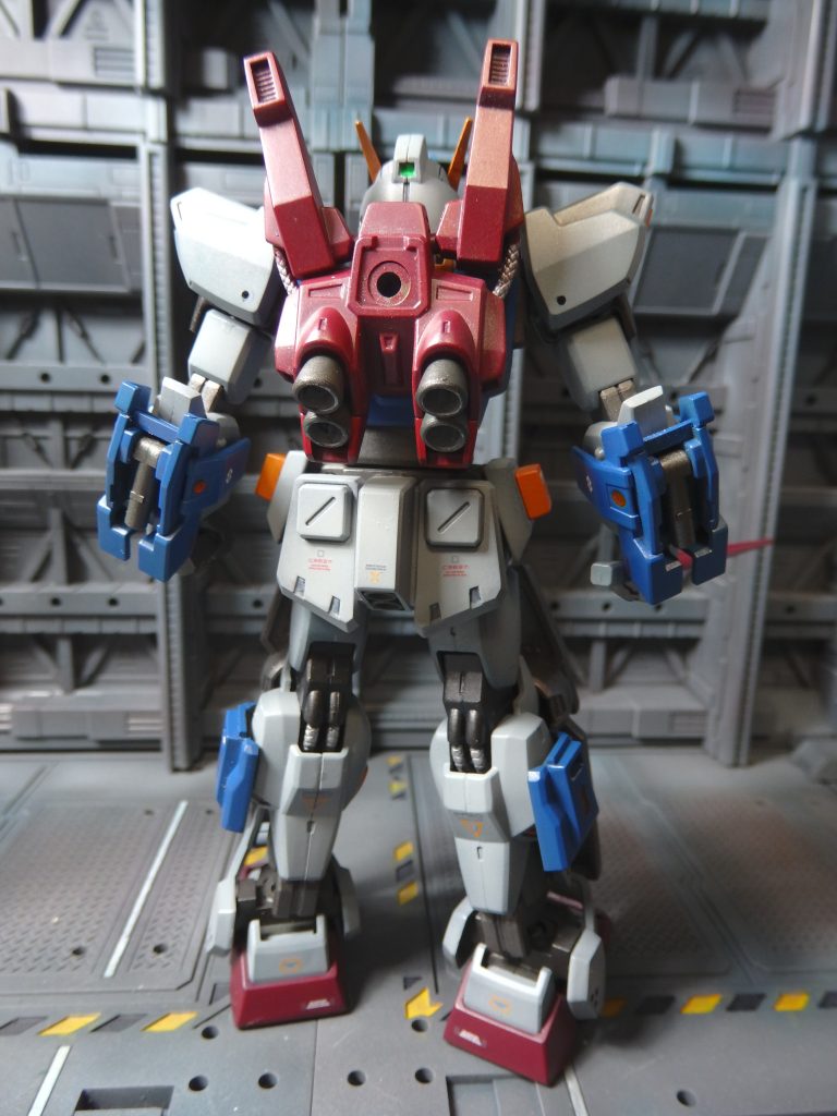 背後です。バックパックは暗い赤です。脚部追加装甲はガンダムMK2の腰アーマーなんですが、結構お気に入りです。