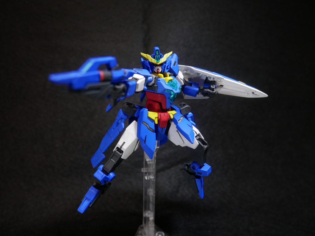 コアガンダム・ブレイブ（通称　ブレイブ）ヒロトのコアガンダムに異次元からやってきた次元警備隊ブレイブが宿った姿・・・みたいな設定を妄想しながら制作。今回は勇者ロボ主人公機をイメージしました。頭部が少し寂しかったので顔の両サイドにバルバトスの頭部のパーツを流用、少し情報量がアップ。後に合体時に装着する胸パーツが取り付けずらくなることが判明するのですがかっこよさを優先しました。カラーリングは自分なりに勇者っぽくなるよう考えた結果、メインカラーを青に決定。個人的にはいい感じに勇者勇者してるのではないかなと満足してます。ただ、改めて客観的に見てみると勇者ロボというよりも未来から来た猫型ロボットを彷彿とさせるカラーリングになってしまっている感じがしなくもないですが気にせず行く事にしましょう。