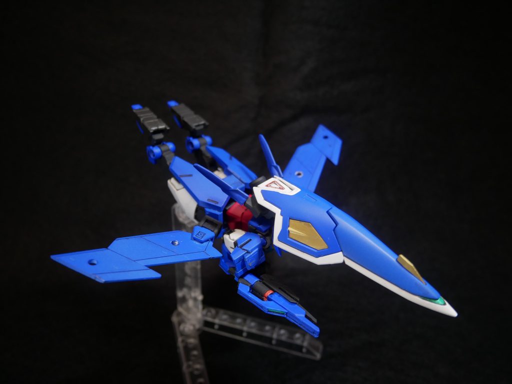 勇者ロボといえばビークルモードですね。最初は王道の車両型にしたかったのですがいい変形ギミックが思いつかず断念。せっかく元々飛行形態に変形するギミックがあるのでこれにアレンジを加えます。最初に付属しているシールドは大きすぎたのでウィングのシールドに変更。ただシールドを変えると翼が無くなってしまうので30MMのパーツを使用しサイドアーマー部に取り付けました。これにより飛行形態時は元より大きな翼になり、より飛行機っぽく見えるようになりました。