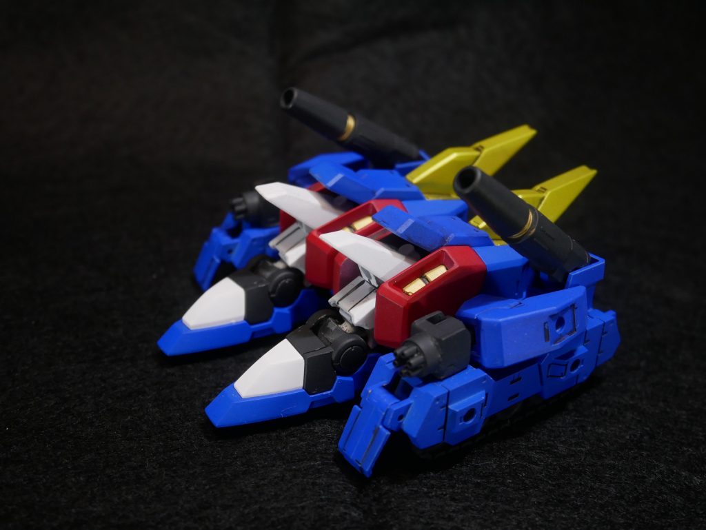 コアグランダー続いて、主に両脚パーツになるタンク型メカです。これも王道ですね。ほんとはドリルを取り付けたかったのですがちょうどいいパーツが無く今回は普通の戦車の方向で制作。材料はTRYAGEマグナムの脚部をベースにキャタピラは30MM、キャノンはガンキャノンのものを使用。キャタピラ部分には腕アーマーを収納できるようにしてます。カラーリングも相まってライブマンのアクアドルフィンっぽい感じになっちゃいましたね。