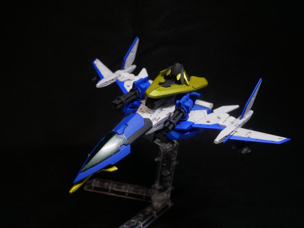 コアスカイヤー続いてブレイブと合体するサポートメカを紹介します。ヒロトがブレイブ専用に作りだしたアーマー・・・という設定です。サポートメカに飛行メカは必須だよねということで30MMなどのいろんなジャンクを混ぜ合わせて制作しました。合体時には主にバックパックと両肩パーツ、胸部パーツとなります。写真ではわかりにくいですが肩パーツはブースター部分に、胸部パーツは両翼の裏にそれぞれ格納されてます。